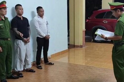 Tạm giữ hình sự 2 đối tượng cầm súng dọa bắn chủ quán bida