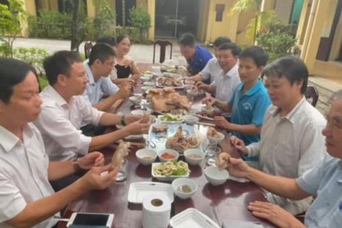Cán bộ thú y Huế cùng ăn giò heo để vận động người dân tiêu thụ thịt an toàn