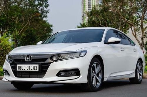 Sedan hạng D: Toyota Camry dẫn đầu dù giảm doanh số