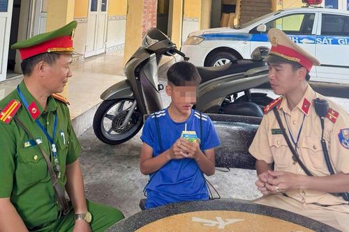 Bé trai vẫy tay cầu cứu trên đường, Công an phát hiện và hỏi thăm liền tỏ chuyện phía sau
