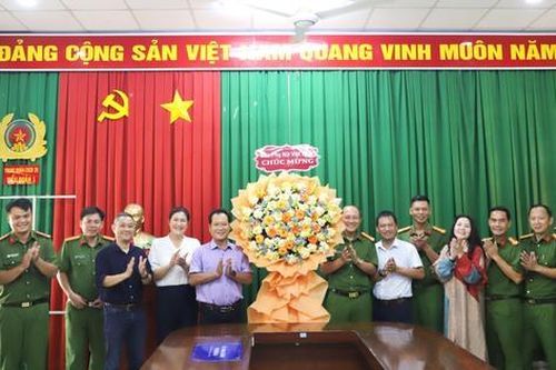 Báo Phụ nữ Việt Nam chúc mừng Tiểu đoàn Cảnh sát cơ động số 1 - Trung đoàn CSCĐ Đông Nam TPHCM