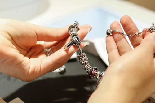 Bất chấp kinh tế khó khăn, người Mỹ vẫn đổ xô mua trang sức