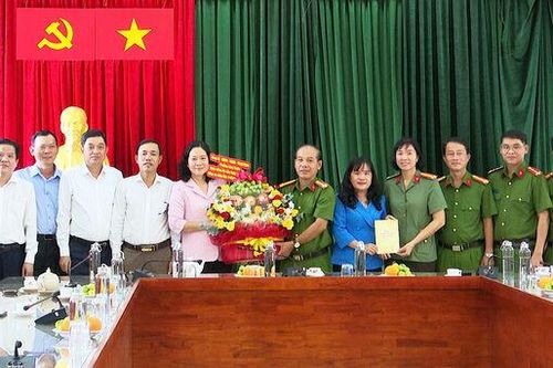 Lãnh đạo phường Long Xuyên chúc mừng Công an phường, nhân kỷ niệm 80 năm Ngày truyền thống Công an nhân dân Việt Nam