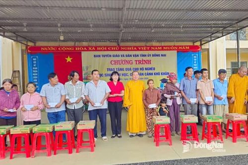 Ban Tuyên giáo và Dân vận Tỉnh ủy Đồng Nai thăm, tặng quà người dân các xã vùng sâu, biên giới