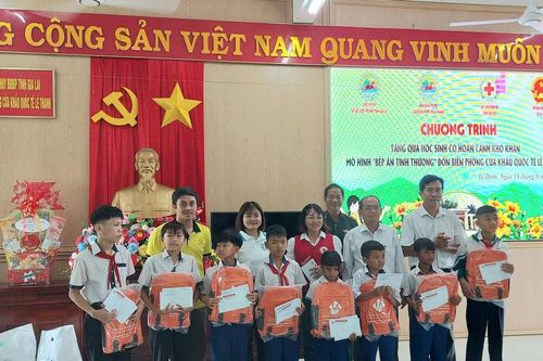Tặng quà các gia đình chính sách và học sinh khó khăn tại xã Ia Dom