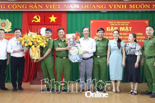 Lãnh đạo xã Cam Lâm thăm, chúc mừng Công an xã