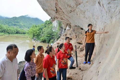 Độc đáo những 'pho sử' đá