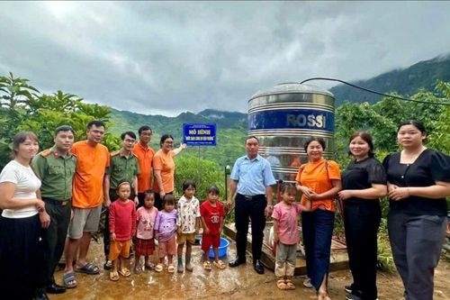 Công an Lào Cai mang nước sạch đến với trẻ em vùng cao