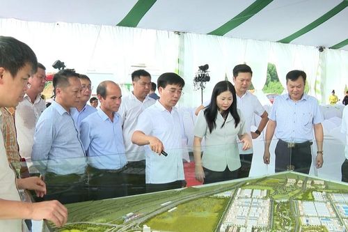 Phó Chủ tịch UBND tỉnh Vũ Thị Hiền Hạnh kiểm tra và tổng duyệt Chương trình khởi công Khu công nghiệp Trấn Yên