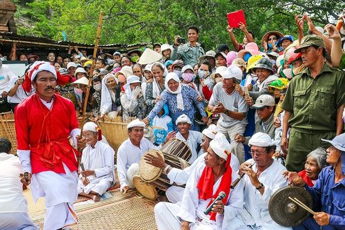 Bảo tồn và phát huy thiết chế văn hóa mang đậm bản sắc dân tộc