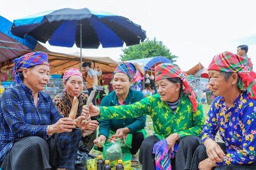 Phiên chợ Tây Bắc ở xã Cư Jút