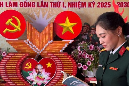Nữ quân nhân học tập và làm theo Bác