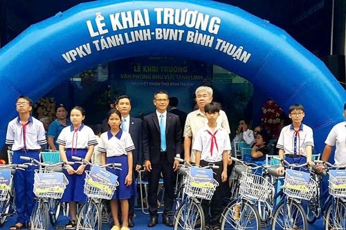 Trao tặng 10 xe đạp cho học sinh có hoàn cảnh khó khăn