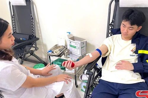 Đoàn viên Cảnh sát PCCC và CNCH hiến máu cứu bệnh nhân qua cơn nguy kịch