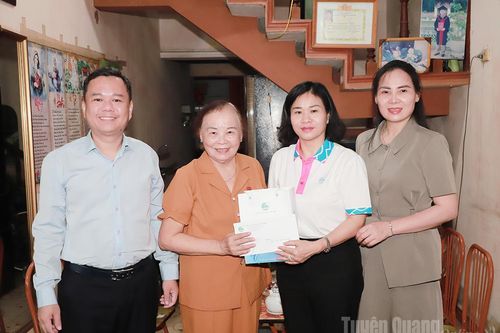 Đoàn Chủ tịch Trung ương Hội Liên hiệp Phụ nữ Việt Nam thăm, tặng quà các đảng viên hơn 50 năm tuổi Đảng