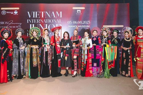 'Sắc Núi' - 'Hơi thở đại ngàn' trong tà áo dài Việt