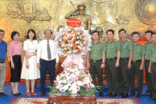 Báo và Phát thanh, Truyền hình Huế tặng hoa, chúc mừng Công an thành phố