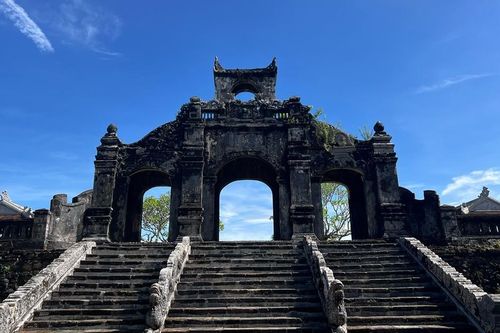 Đi xa để thấy gần gũi