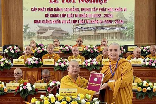 Cà Mau: Trường Trung cấp Phật học trao Bằng tốt nghiệp đến Tăng Ni sinh khóa VI