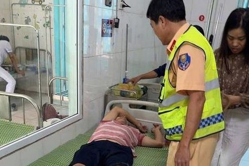 Người đàn ông đột quỵ trên xe khách được CSGT Ninh Bình kịp thời giúp đỡ