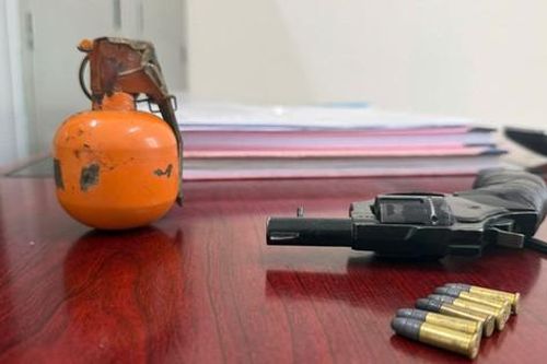 Công an Bắc Ninh bắt quả tang đối tượng tàng trữ lựu đạn và súng