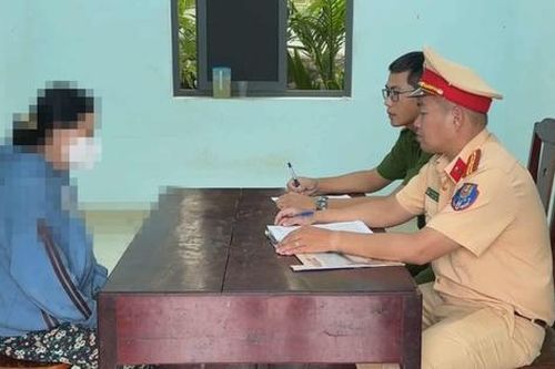 Tông trúng người đi bộ bán vé số, người phụ nữ đi xe đạp điện rời hiện trường