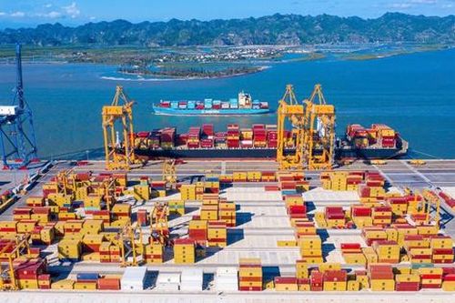 HTIT Lạch Huyện lần đầu đón tàu container gần 130.000 DWT, mở rộng kết nối xuyên lục địa