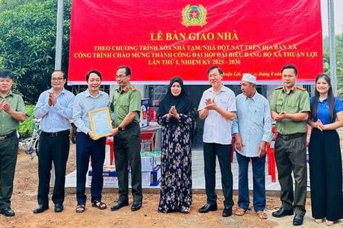 Công an Đồng Nai sửa 3 căn nhà, trao hàng trăm phần quà tiếp sức học sinh vùng biên