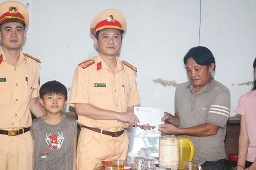 CSGT Nghệ An góp lương giúp hàng chục học sinh khó khăn thêm động lực viết tiếp tương lai