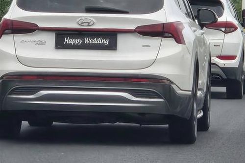 CSGT tạm giữ xe Santafe dán chữ 'Happy Wedding' che biển số, tài xế bị phạt 23 triệu đồng