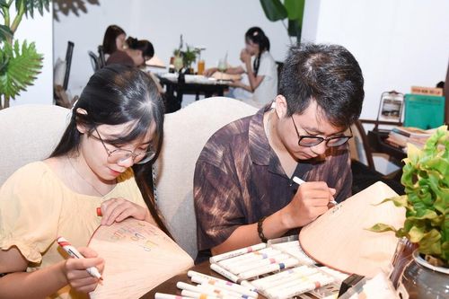 Giới trẻ hào hứng trải nghiệm workshop vẽ nón lá dịp lễ Quốc khánh 2/9