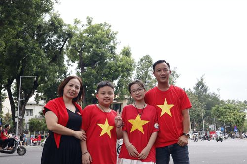 Người dân hào hứng chụp ảnh kỷ niệm 80 năm Quốc khánh 2/9 tại Quảng trường Ba Đình