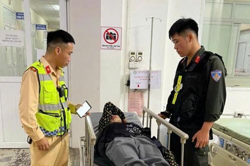 CSGT Phú Thọ kịp thời đưa người phụ nữ bị ngất xỉu trên đường đi cấp cứu