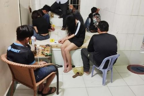 Bắt quả tang 11 nam, nữ đang 'bay lắc' trong phòng trọ