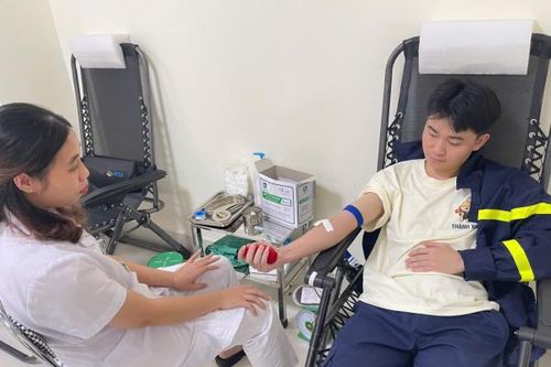 Chiến sĩ Cảnh sát PCCC và CNCH Sơn La hiến máu cứu bệnh nhân qua cơn nguy kịch