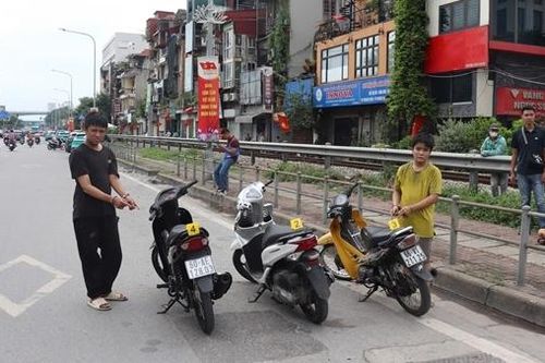 Mâu thuẫn trong làm ăn, 4 đối tượng rủ nhau chặn đánh người, cướp xe máy