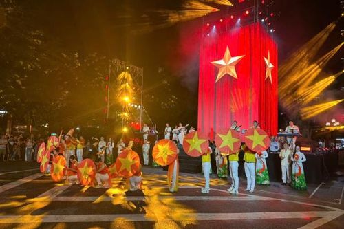 Hồ Gươm tưng bừng với loạt hoạt động sôi động của 'Ngày hội bình yên'