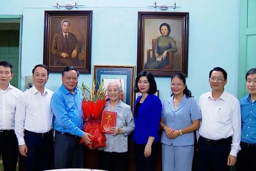 Lãnh đạo thành phố thăm gia đình lão thành cách mạng