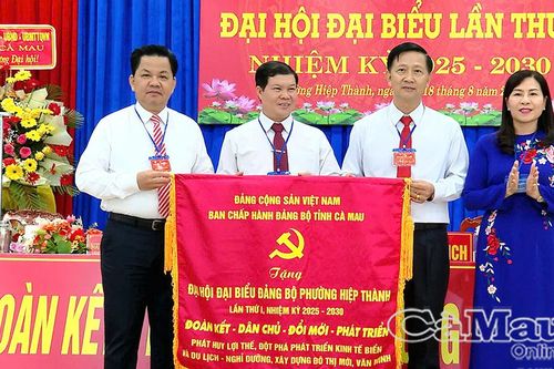 Lấy phát triển du lịch, kinh tế biển và thương mại - dịch vụ làm đột phá