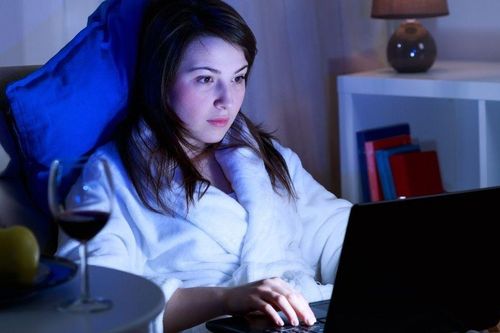 Thức khuya triền miên, coi chừng thận 'gửi tín hiệu cầu cứu' bằng 3 dấu hiệu này