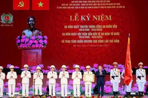 Tô thắm thêm Lá cờ truyền thống của Công an nhân dân Anh hùng