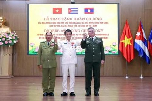 Những phần thưởng cao quý tô thắm mối quan hệ hữu nghị vĩ đại Việt Nam – Lào – Cuba