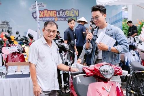 Lên đời xe máy điện VinFast, khách hàng khẳng định: 'Mức giá quá tốt, không thể tốt hơn'