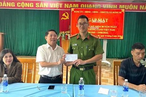 Thưởng nóng Công an xã Măng Ri phá liên tiếp các vụ trộm sâm Ngọc Linh