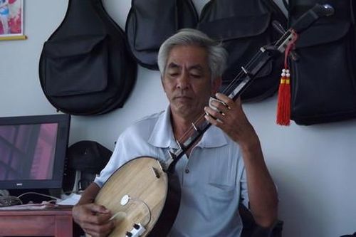 Giữa trùng khơi tiếng đàn không lạc điệu