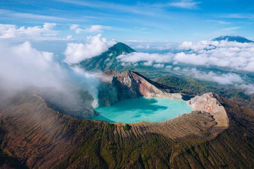 Kỳ quan núi lửa Ijen: Dung nham xanh cháy rực và hồ axit đẹp 'chết người'