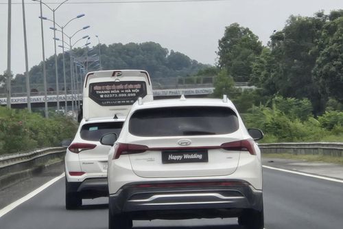 Truy tìm tài xế ô tô dùng chiêu lật biển số, gắn chữ 'Happy Wedding'