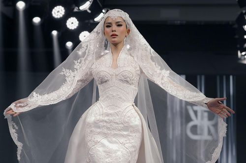 Hoa hậu Kỳ Duyên đẹp như công nương khi diện váy cưới trên sàn diễn