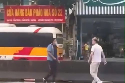 Tài xế xe buýt tấn công hành khách khi bị chụp ảnh xe lạng lách
