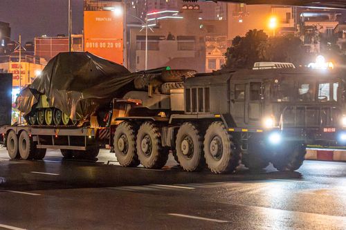 Đoàn xe pháo quân sự di chuyển về trung tâm Hà Nội trong đêm